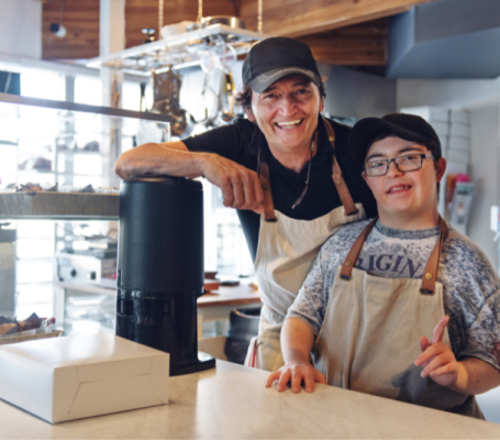 dos personas trabajadoras de una cafetería