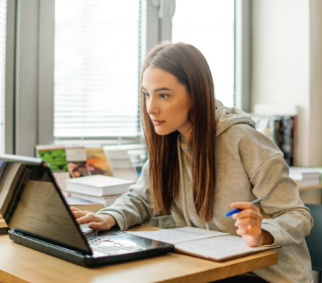 una estudiante mira la pantalla de su ordenador