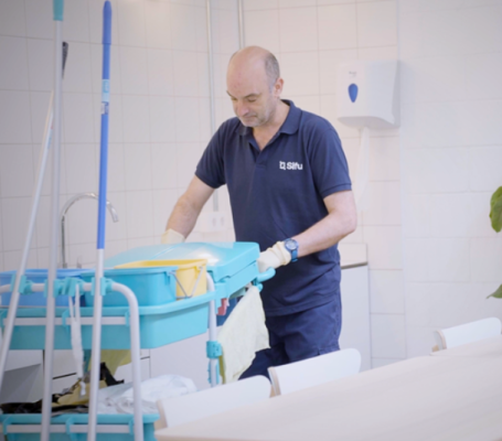 Un trabajador de la limpieza en Tarragona