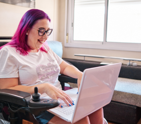 una persona con discapacidad consulta sus beneficios fiscales