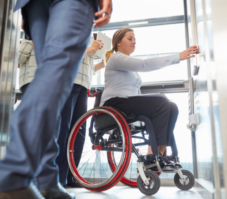 una persona en silla de ruedas se sube a un ascensor en una empresa