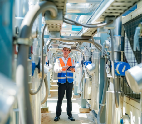 facility manager controlando instalaciones industriales