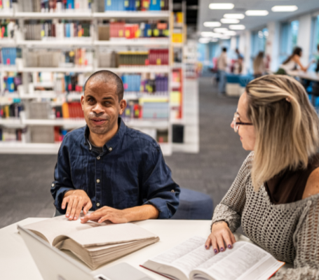 una persona lee con el sistema braille