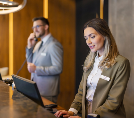 dos personas trabajan en la recepción de un hotel