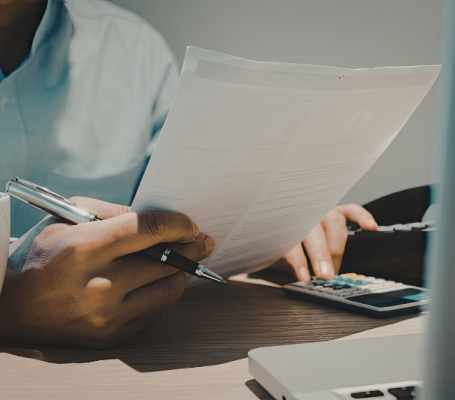 Profesional de RRHH revisando documentación de cumplimiento LGD en oficina