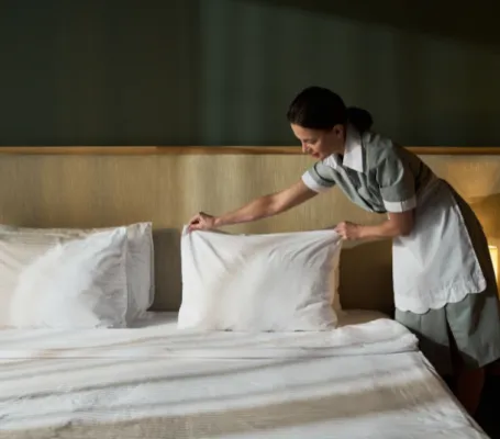 una mujer realiza la limpieza en un hotel