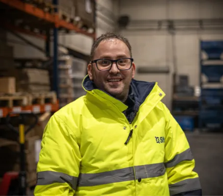 trabajador con uniforme de sifu, centro especial de empleo