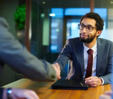 una persona con discapacidad durante una entrevista de trabajo