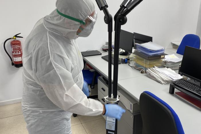 Un operario de Grupo SIFU instalando un pulverizador para desinfección