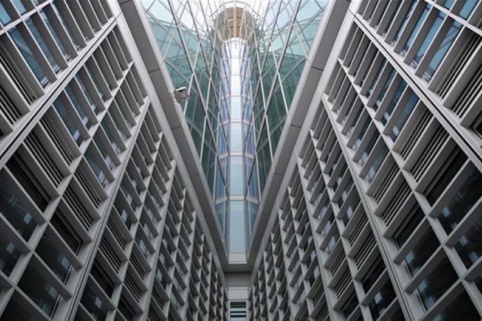 Fachada de un edificio acristalado