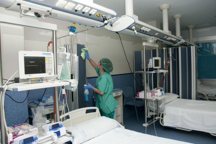 Una empleada de Grupo SIFU limpiando la habitación de un hospital