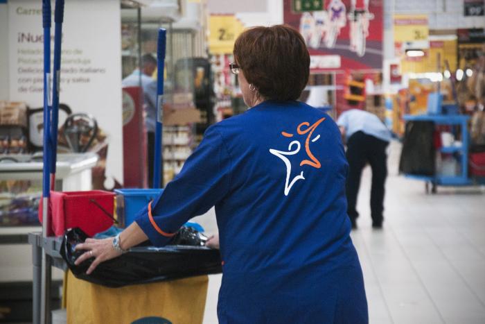 Empleada de Grupo SIFU durante el servicio de limpieza en un supermercado