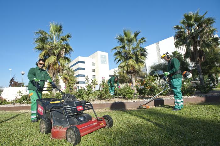 Dos jardineros de Grupo SIFU cortando el césped de una zona verde