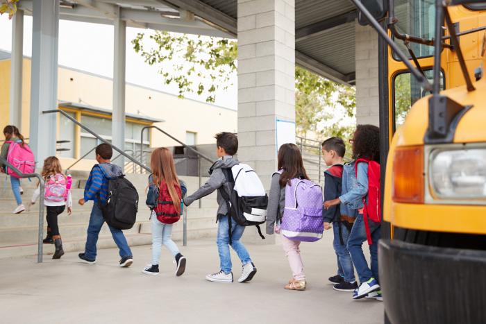 Alumnos saliendo de un autobús escolar